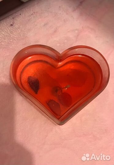 Гелевая свеча «Сердце» с лепестками роз
