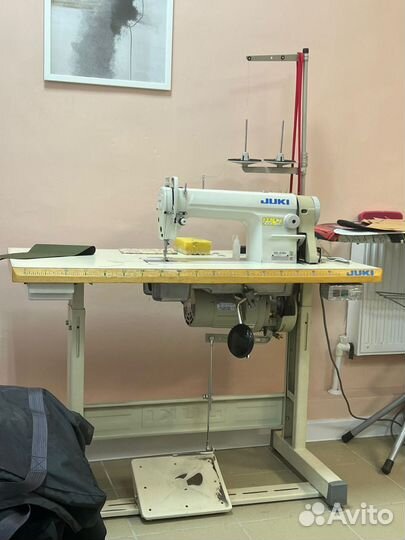 Две швейные машинки и два оверлока