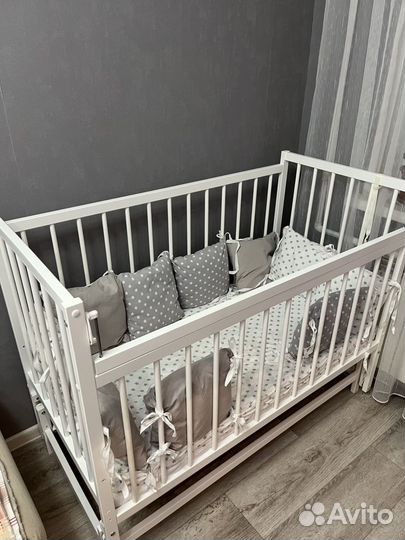 Детская кроватка с маятником