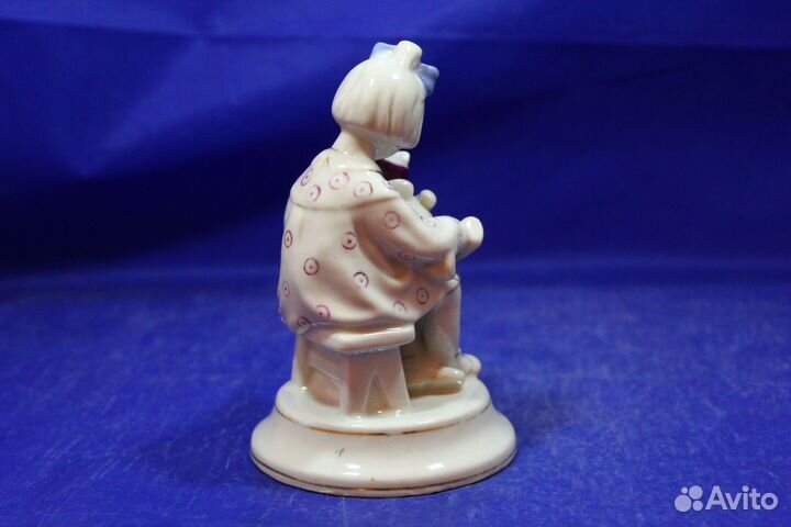 Фарфоровая статуэтка У мишки зубки болят Девочка