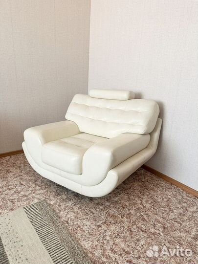 Диван, кресло и журнальный столик