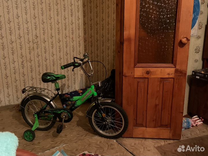 Трехколесный велосипед в хорошем состоянии