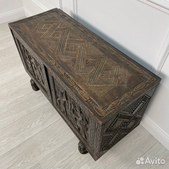 Антикварный низкий комод