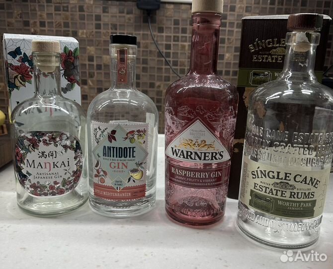 Пустые бутылки, коробки от рома, джина