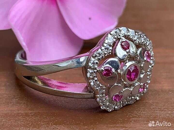 Кольцо серебряное 925 пробы с 6 фианитами р. 19
