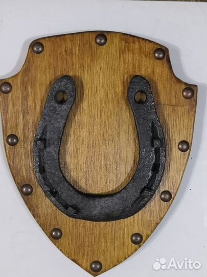 Старинные подковы на щитках