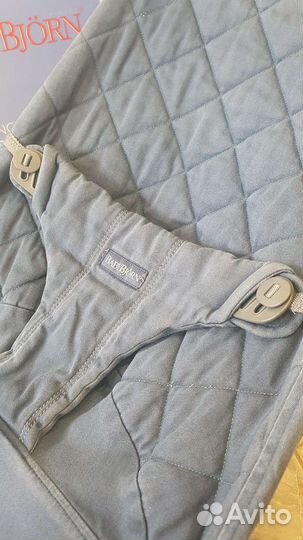 Шезлонг babybjorn с игрушкой