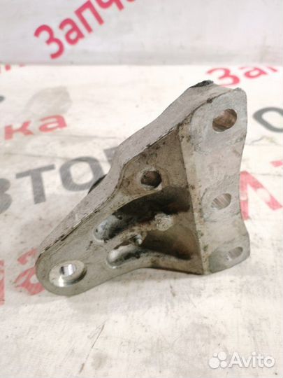 Кронштейн двигателя передний правый Skoda Fabia