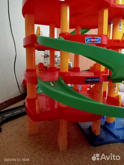 Гараж Паркинг 5-уровнев с дорогой и авто