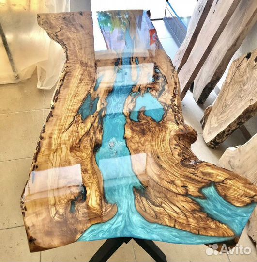 Стол слэб и реки из смолы