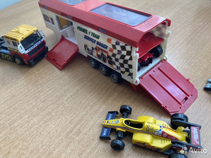 Модель тягача с прицепом для перевозки болидов F-1