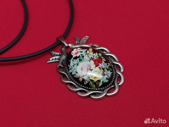 Кулон в стиле Ар-Нуво 