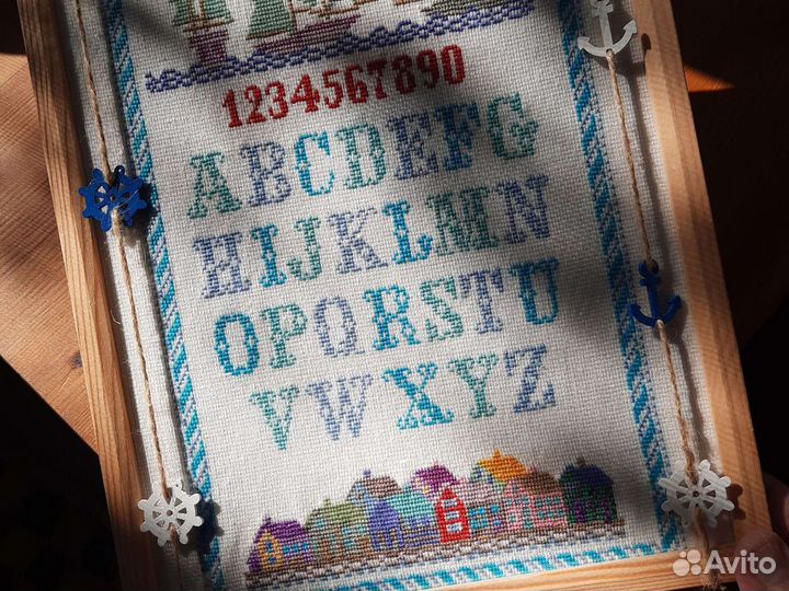 Вышитый алфавит на английском языке в рамке