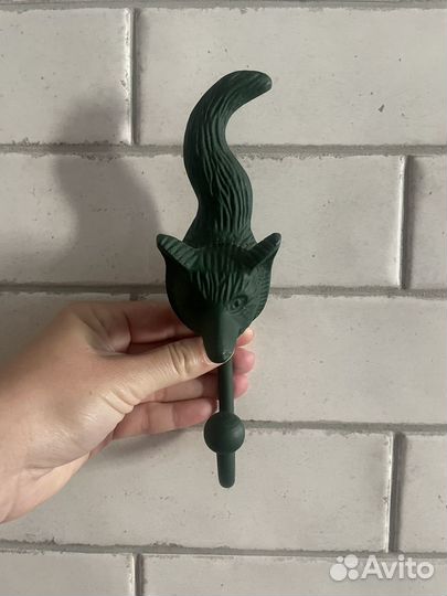 Настенный металлический крючок