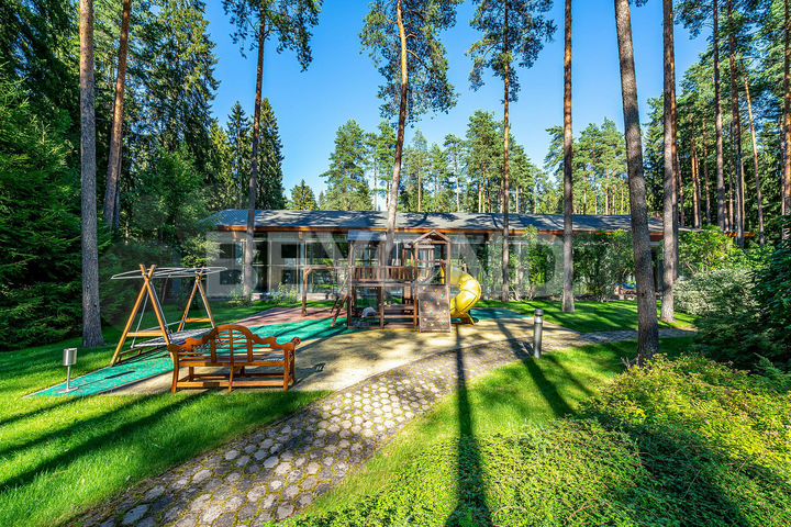 Дом 1348 м² на участке 1,89 га