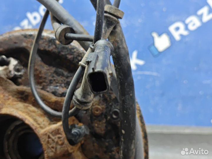 Кулак задний левый Nissan Terrano