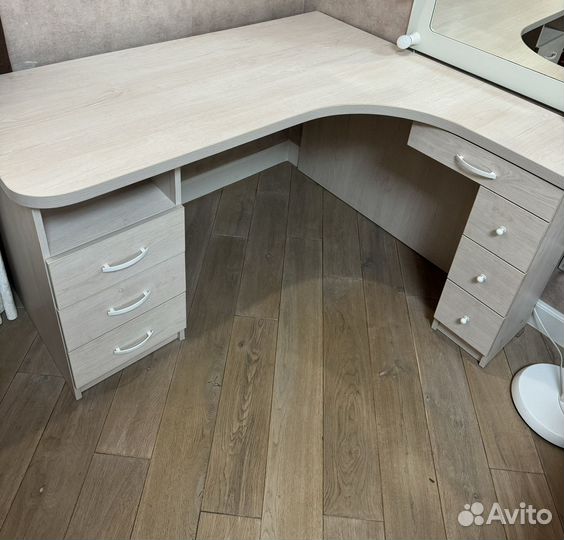 Письменный стол
