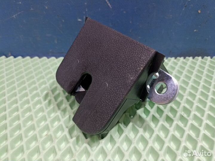 Замок двери багажника Volkswagen Golf 6