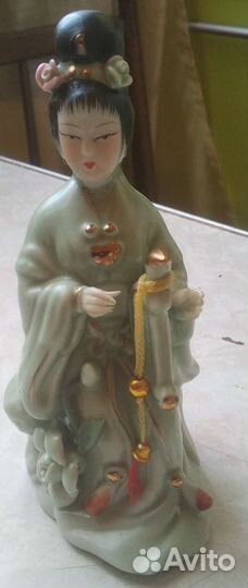 Статуетка японка