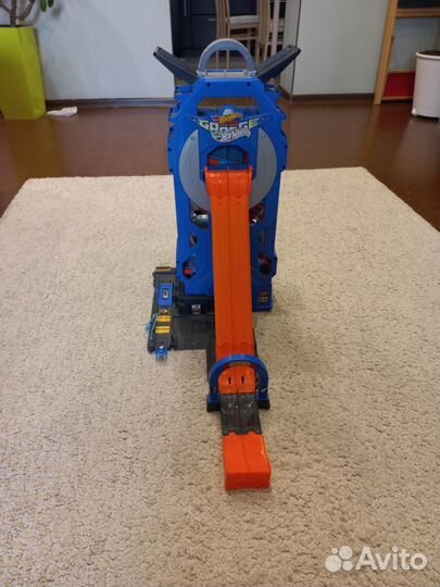 Hot wheels мега гараж