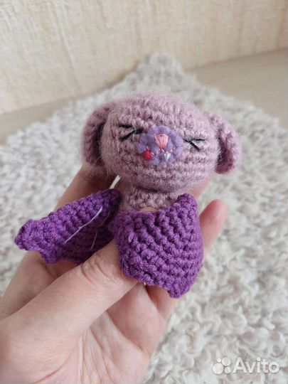 Вязаная игрушка летучая мышка
