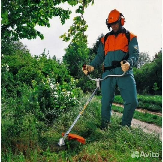 Покос травы бензотримером