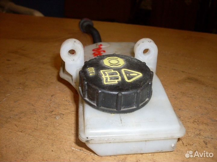 Бачок главного тормозного цилиндра (Ford Kuga)