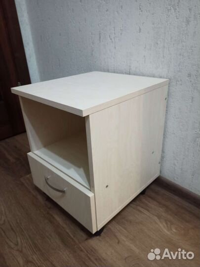 Тумба прикроватная на колёсиках с ящиком