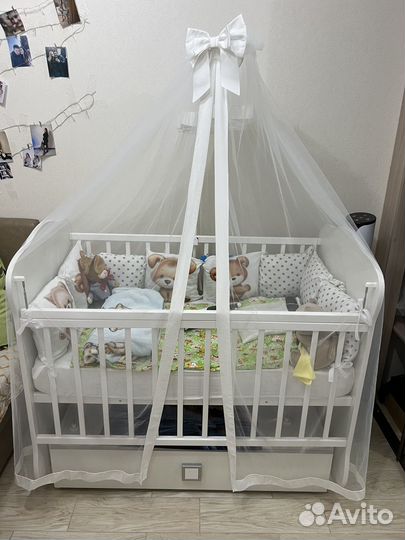 Детская кроватка с маятником и ящиком