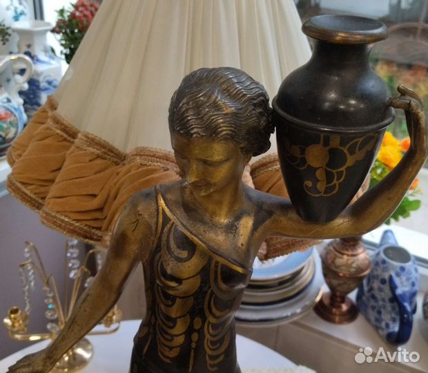 Скульптура Девушка с кувшином на мраморной основе