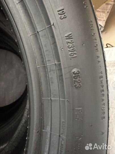 Pirelli P Zero PZ4 245/45 R19 102Y