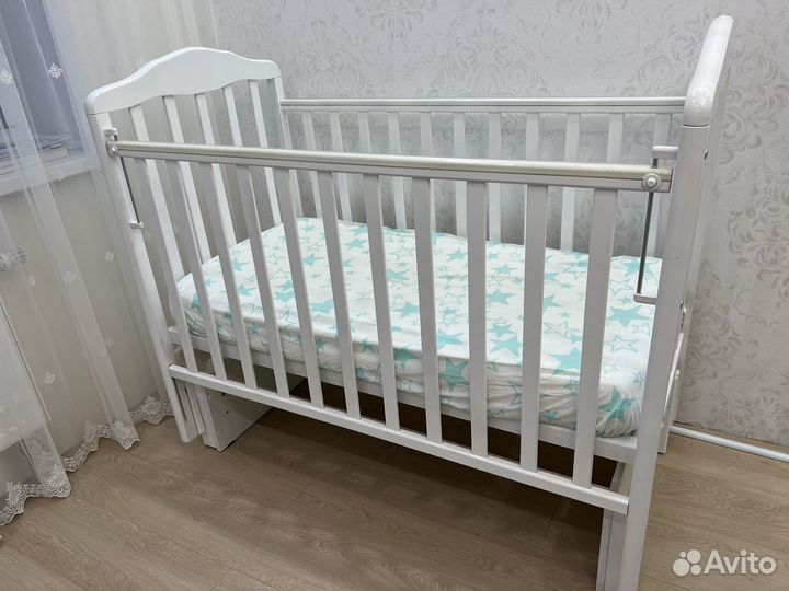 Детская кроватка с маятником и матрасом