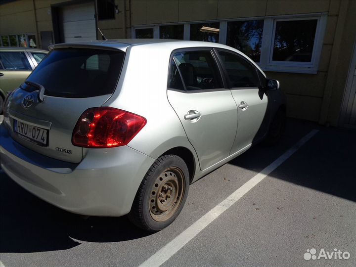 Стойка передняя левая toyota auris E150