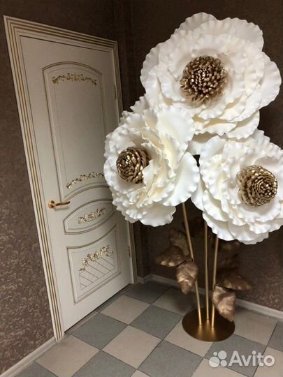 Цветы большие на стойке