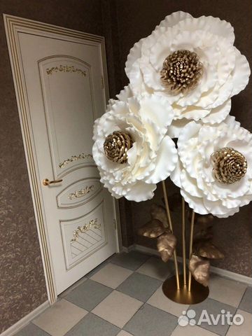 Цветы большие на стойке