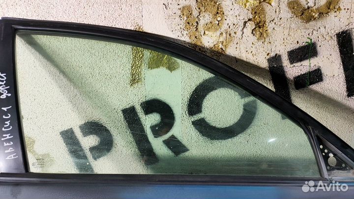 Стекло передней правой двери Toyota Avensis (T220)