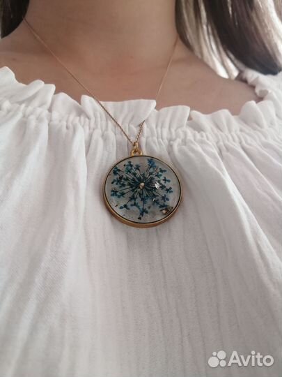 Кулон из эпоксидной смолы с синим цветком
