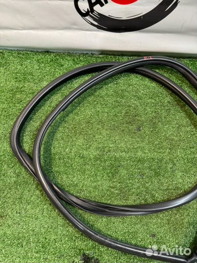 Уплотнитель двери передний левый Toyota Crown