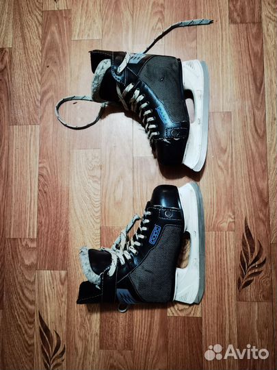 Коньки старые и новые разных размеров