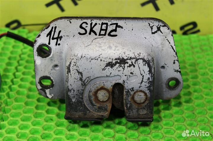 Замок багажника Mazda Bongo SK82MN F8 2012