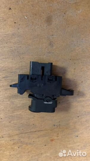 Кнопка стеклоподъемника Hyundai Solaris 1.6 G4FC