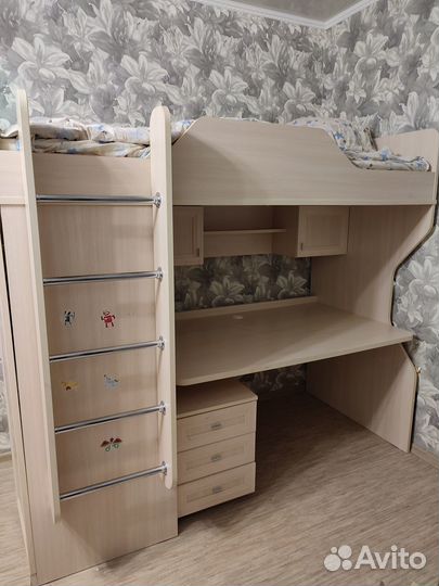 Детская кровать чердак со столом и шкафом