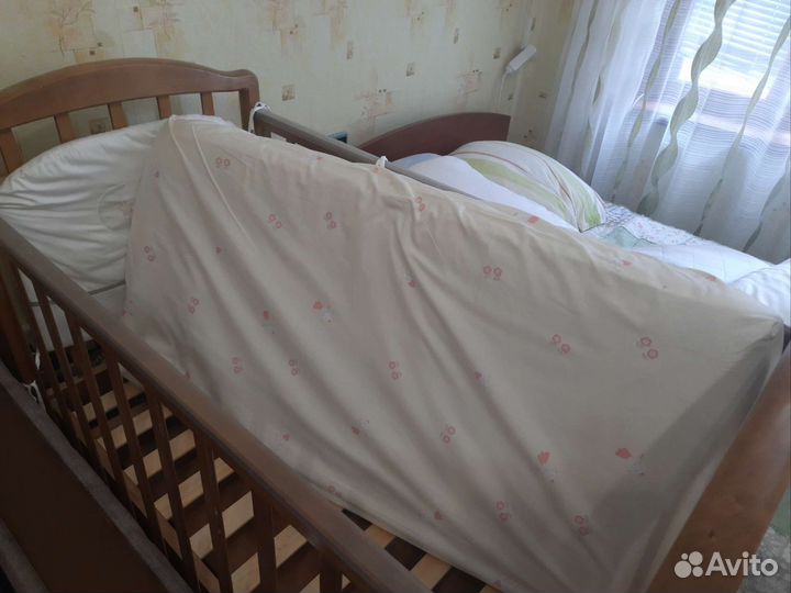 Продам детскую кроватку с маятникоми и стульчик