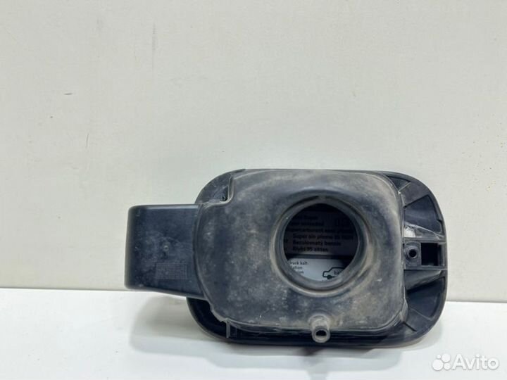 Лючок топливного бака задний Volkswagen Jetta 5