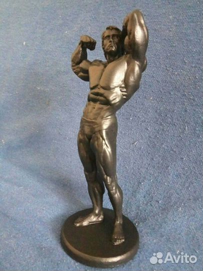 Статуэтка Арнольда Шварценеггера