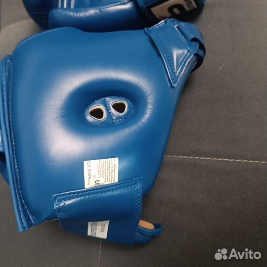 Боксерские перчатки и шлем