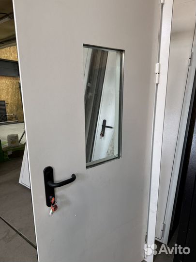 Дверь входная металлическая противопожарная серая