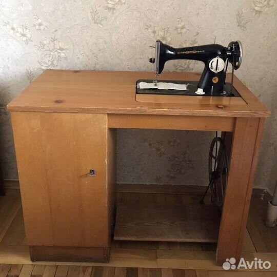 Швейная машина со столом СССР