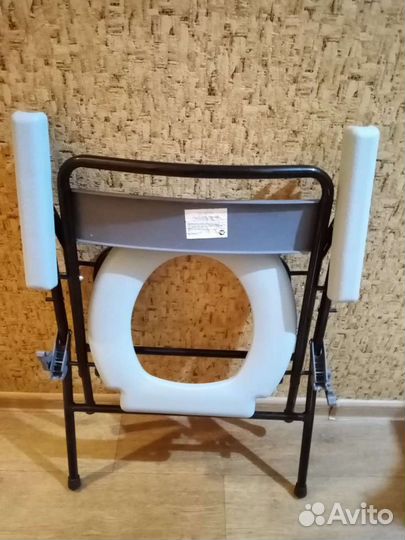 Новое кресло-туалет с санитарным основанием