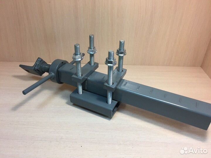 Крепеж домкрата ложементов прицепа